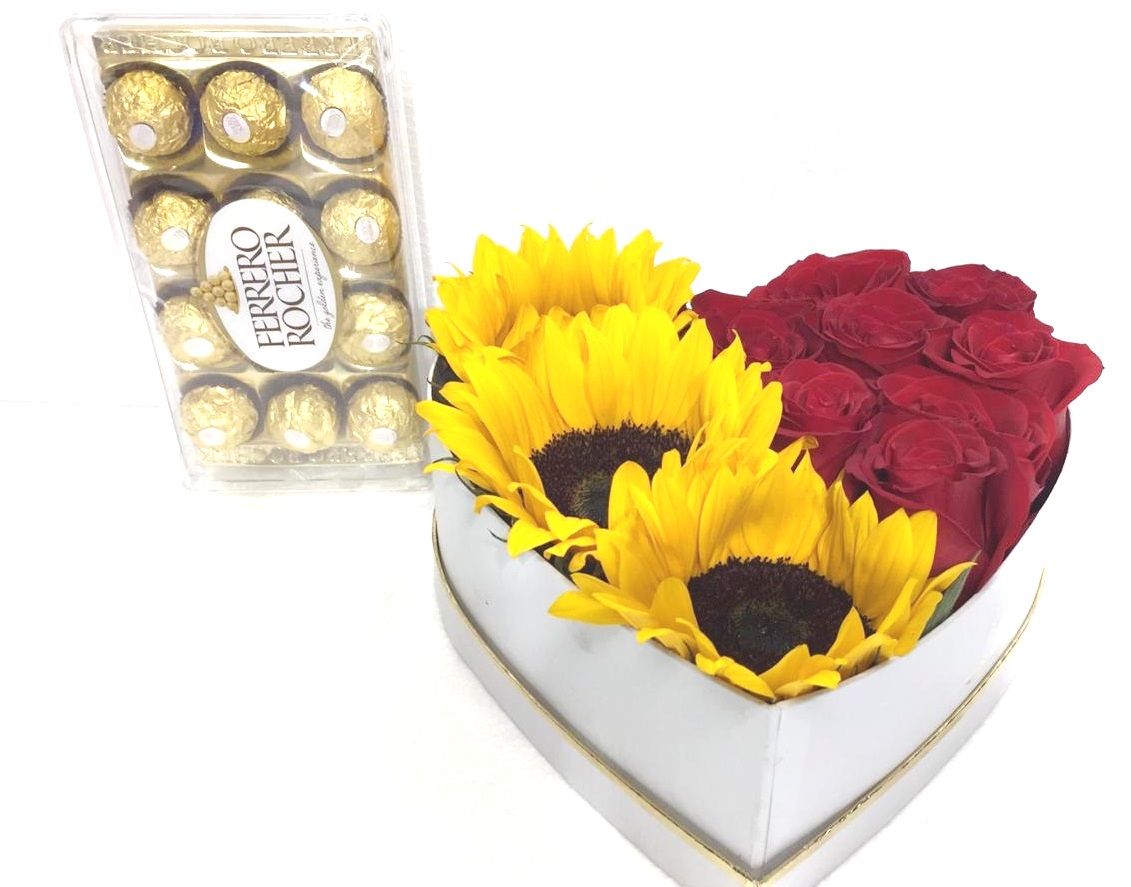 Caja corazn con 3 girasoles y 8 rosas ecuatorianas y Bombones Ferrero Rocher 150 Gramos